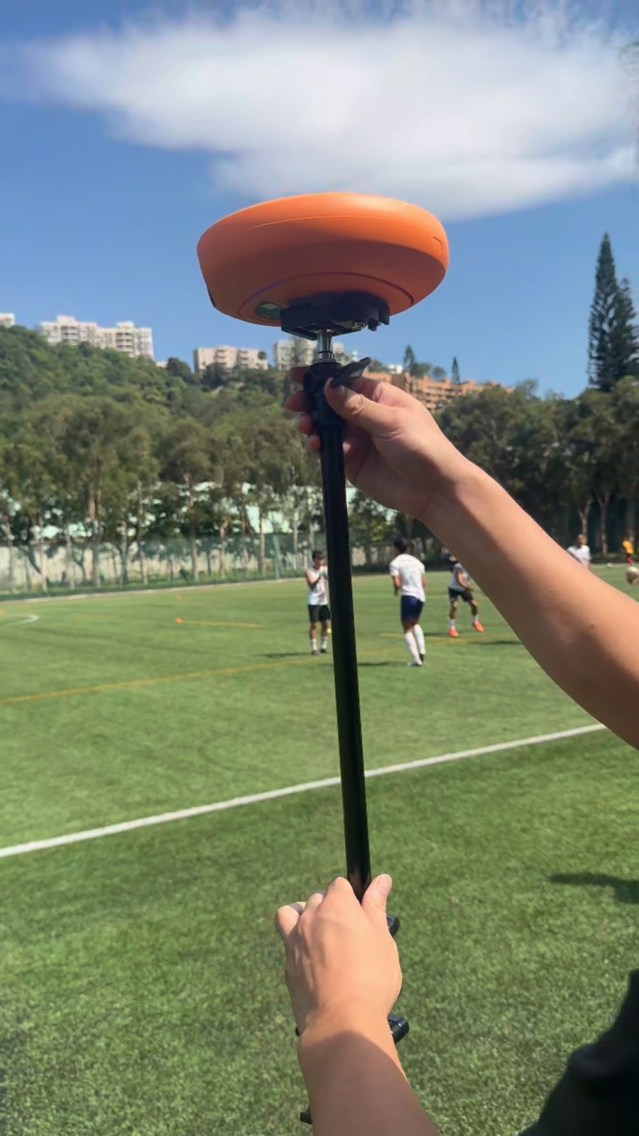 Fijación de una cámara Ballr a su soporte junto al campo
