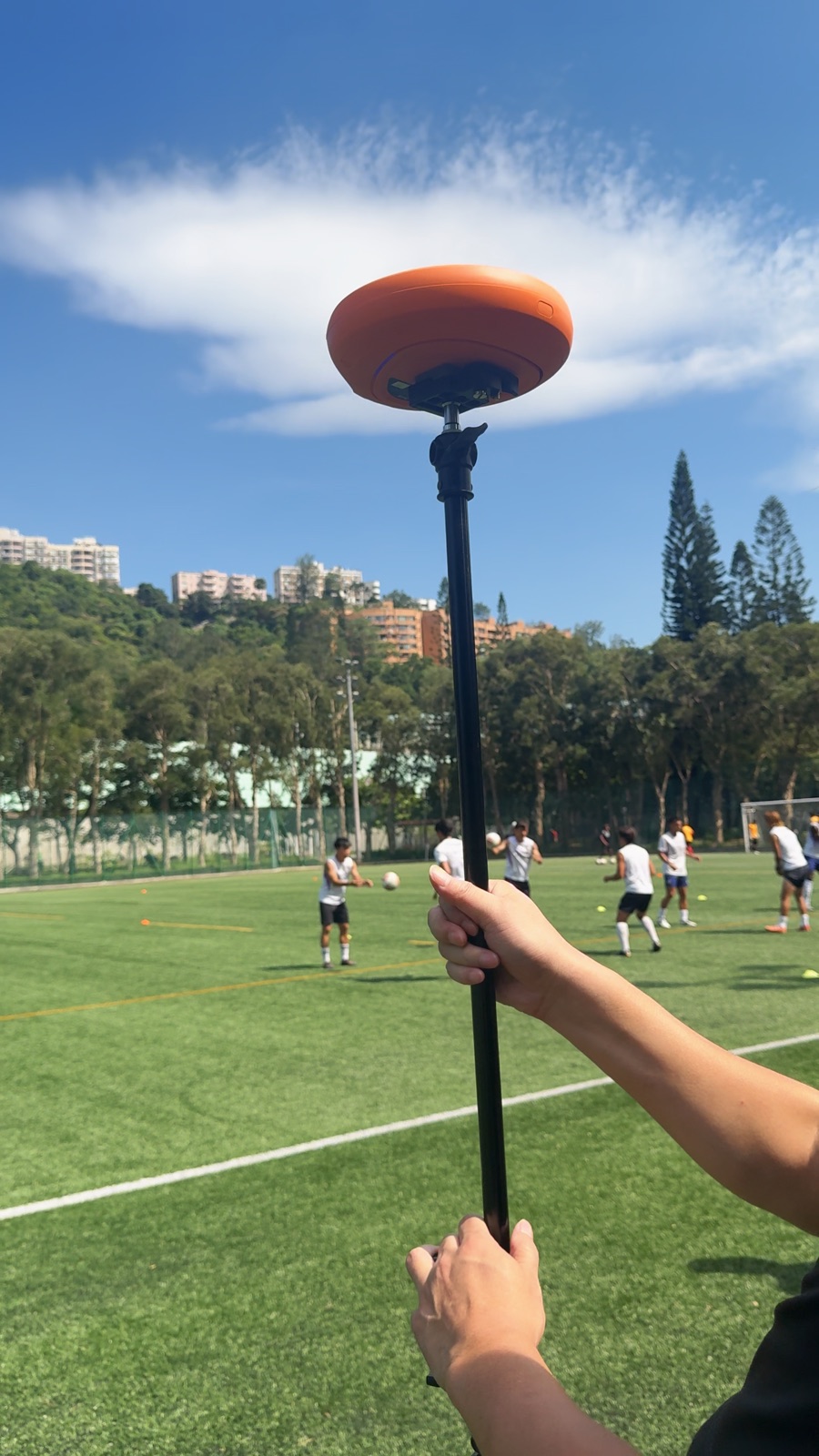 Caméra Ballr positionnée et prête au bord du terrain